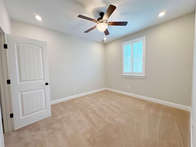 Building Photo - Stunning Townhome in Foxland Harbor – Golf & Lake Community