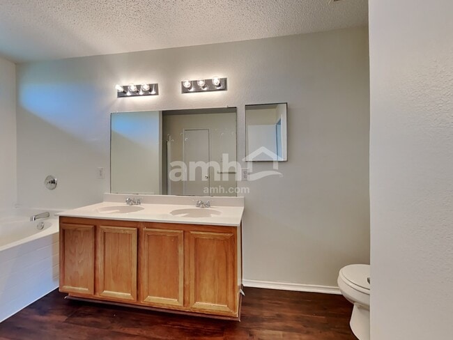 Building Photo - 205 Phlox Ln