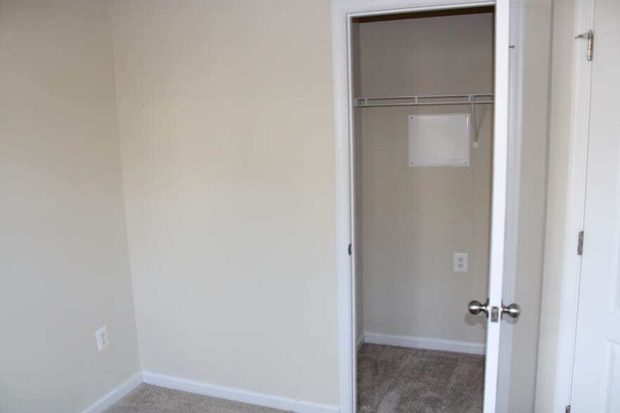 Building Photo - 829 Jarrett Ln