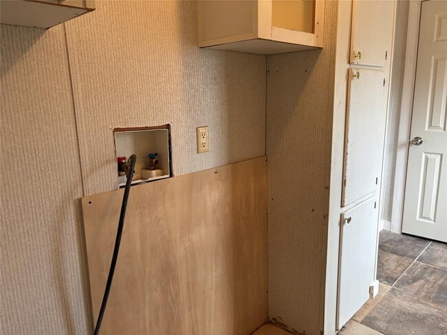 Building Photo - 120 Boxwoods Dr