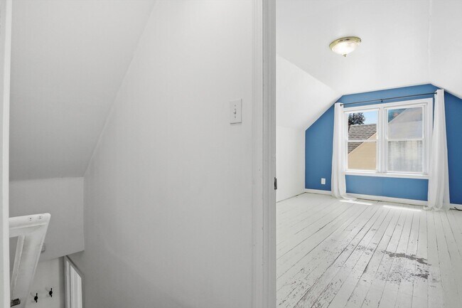Building Photo - 3432 Woodside St