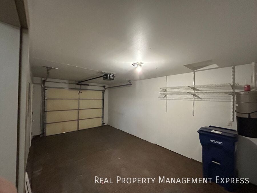 Building Photo - 2 Bedroom, 1 Bath Townhome with Amenities!