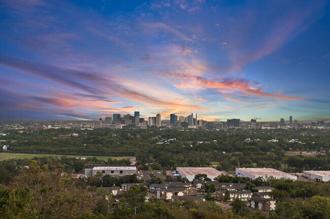 Building Photo - "Spacious 4-Bed, 4-Bath Gem in Nashville -...