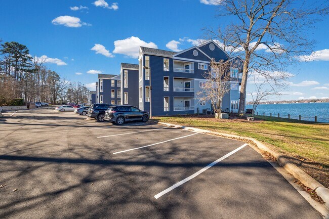 Building Photo - 372 Northwest Dr