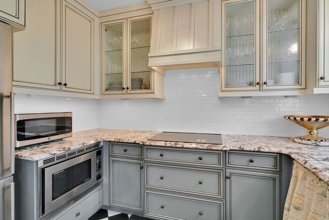 Building Photo - Fully furnished and thoughtfully updated top-floor condo in the heart of Dilworth at desirable My...