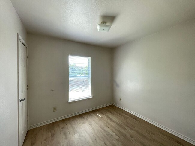 Building Photo - 403 E French Ave
