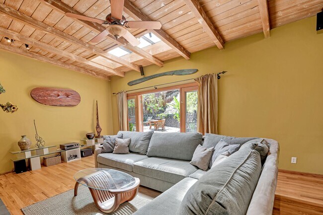 Building Photo - HOLIDAY SPECIAL***2 WEEKS FREE** 3 Bed/2 Bath Oasis in Royal Woods - Available Now