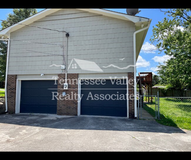 Building Photo - MOVE IN READY! Spacious 4 bed/2.5 bath spl...