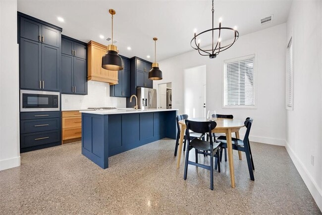 Building Photo - 966 Hangar Dr