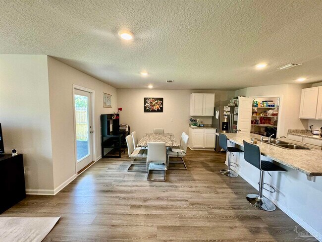 Building Photo - 914 Lovebird Ct