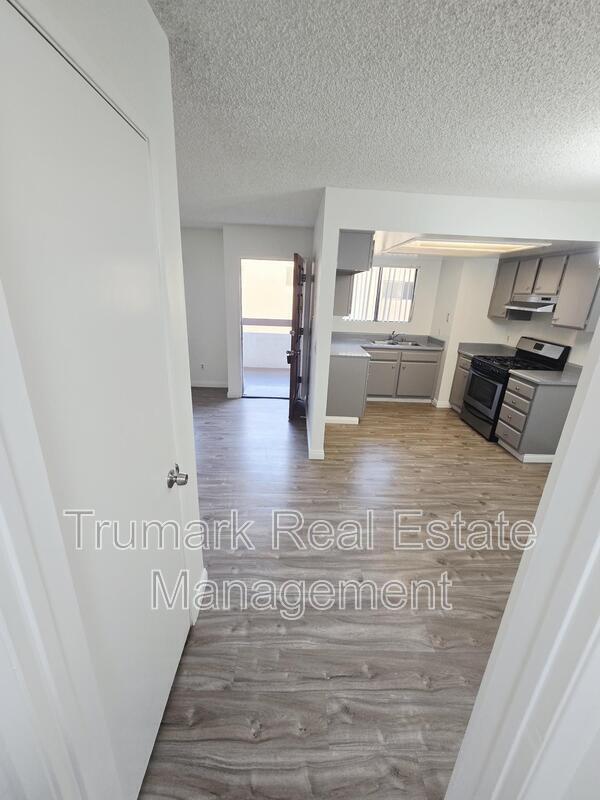 Building Photo - 553 E Orange Grove Ave