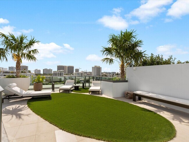 Building Photo - 9901 W Bay Harbor Dr