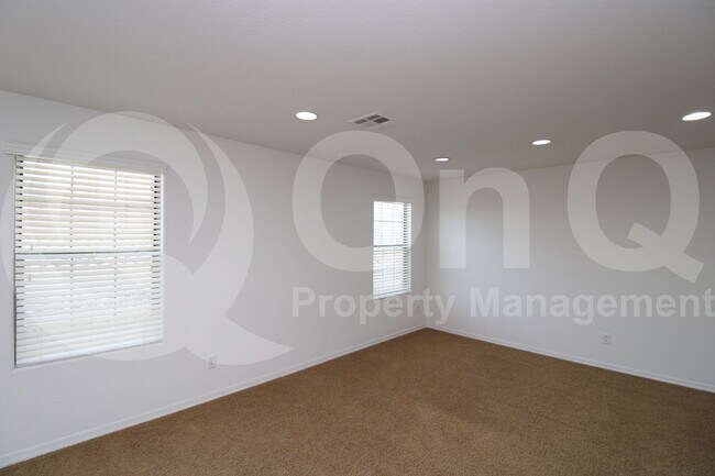 Building Photo - 730 N Robins Way