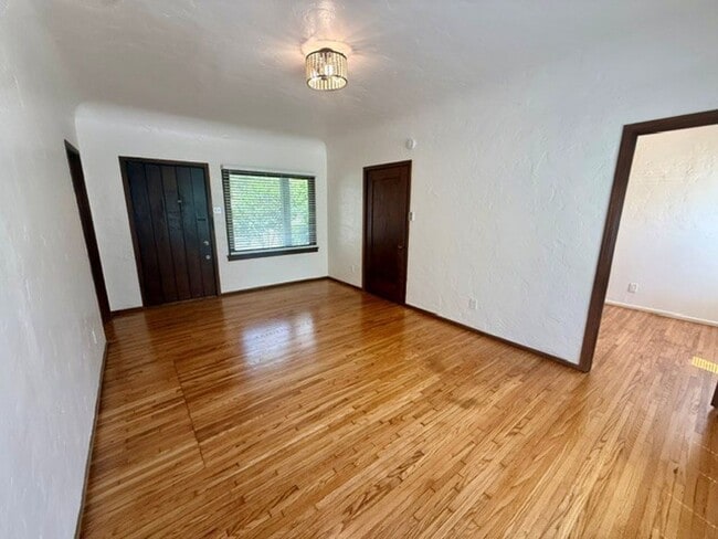 Building Photo - 1844 E 5th St. #3