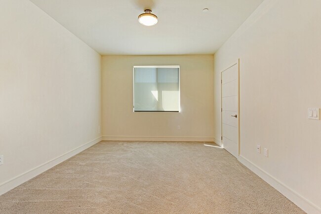 Building Photo - LUXURY 2 BEDROOM, 2 BATH