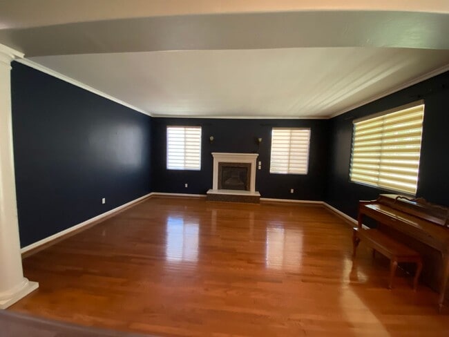 Building Photo - Big beautiful Home for rent in Visalia, Ca