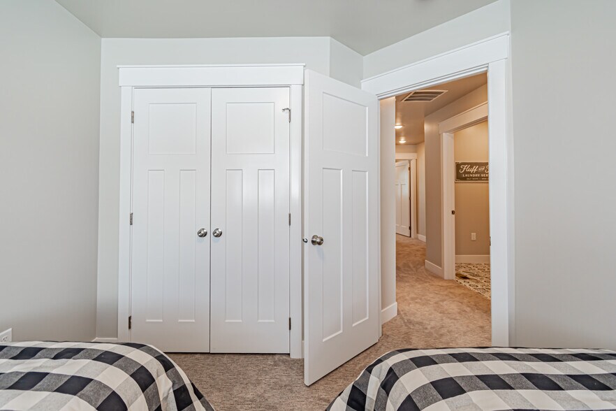 Building Photo - 380 S 3rd W