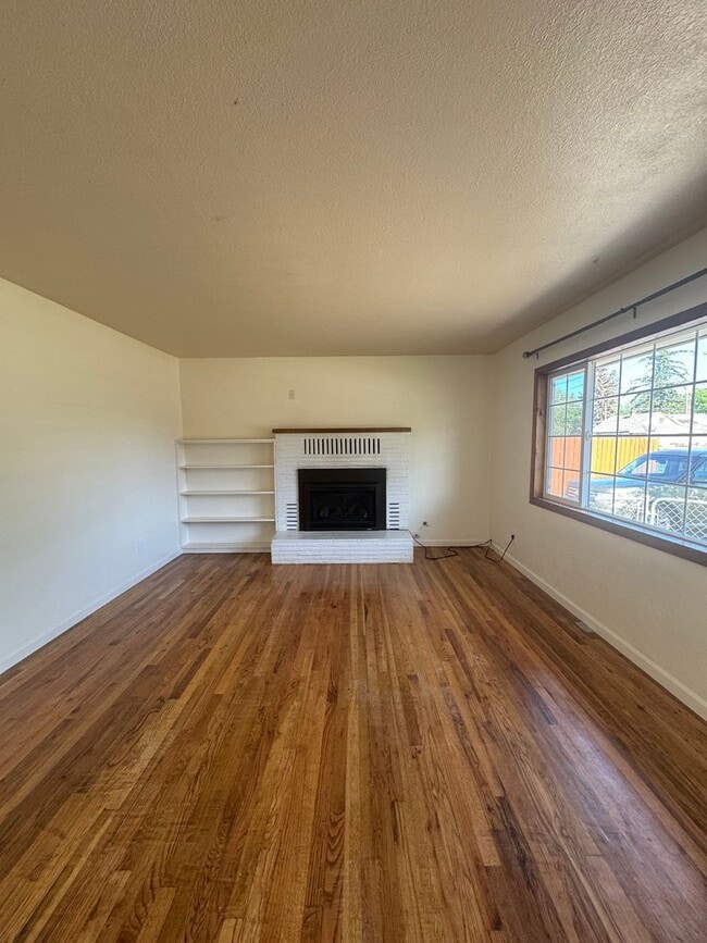 Building Photo - 3 bed 1 bath with large back yard - ONE SM...