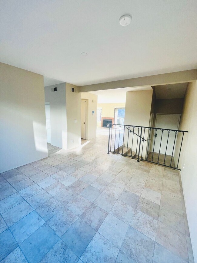 Building Photo - LA JOLLA VILLAGE LIVING! SPACIOUS 3BD/2.5BA TOWNHOME AVAILABLE JUNE for $4,795/mo!
