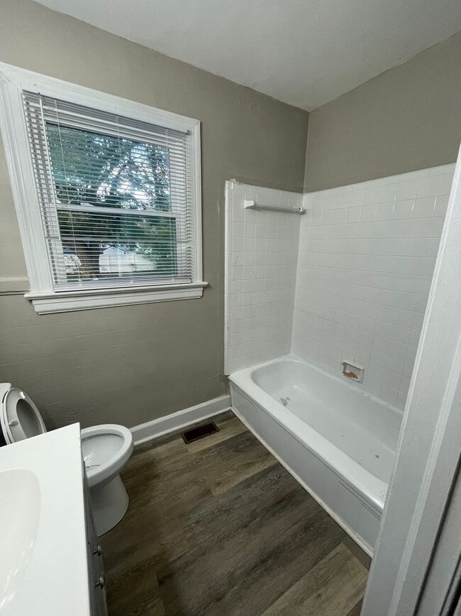 Building Photo - 514 Macon St S