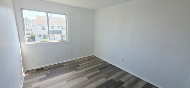 Building Photo - Updated & Move-In Ready Townhouse in Prime...