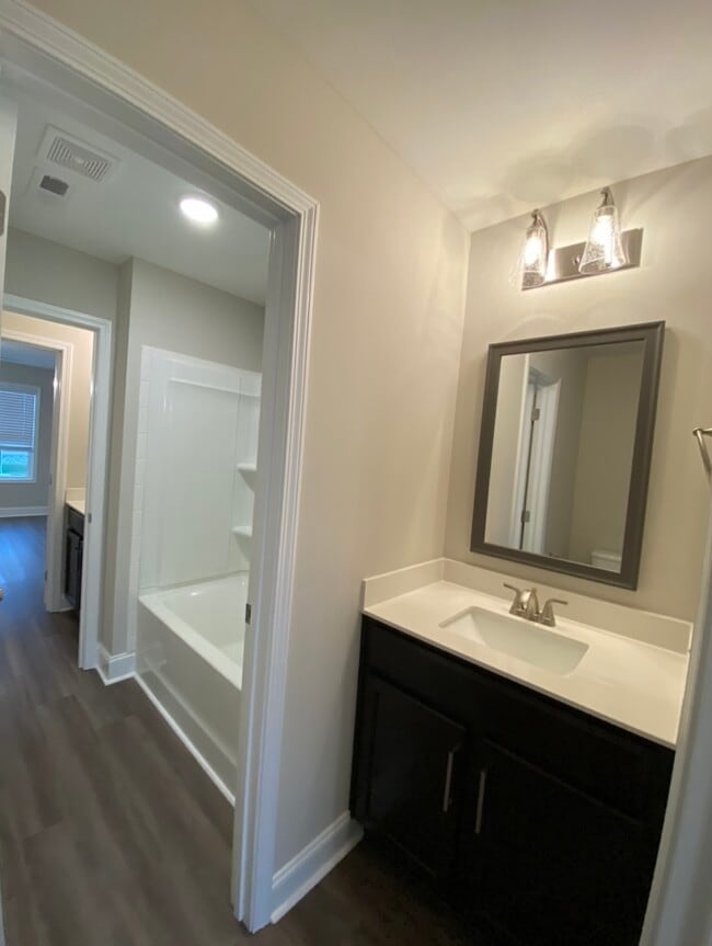 Building Photo - 1027 Glenkirk Dr
