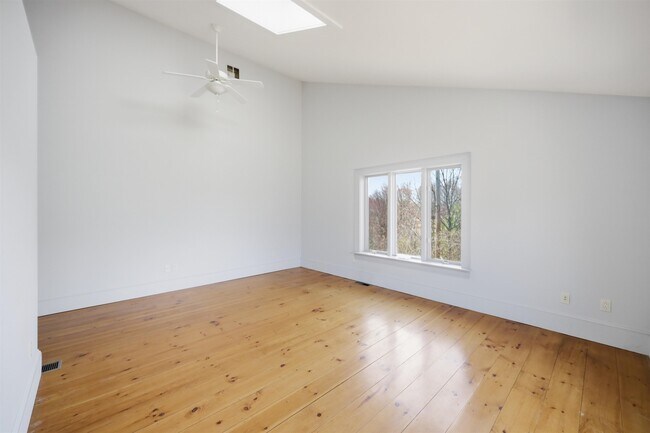 Building Photo - 564 Main St