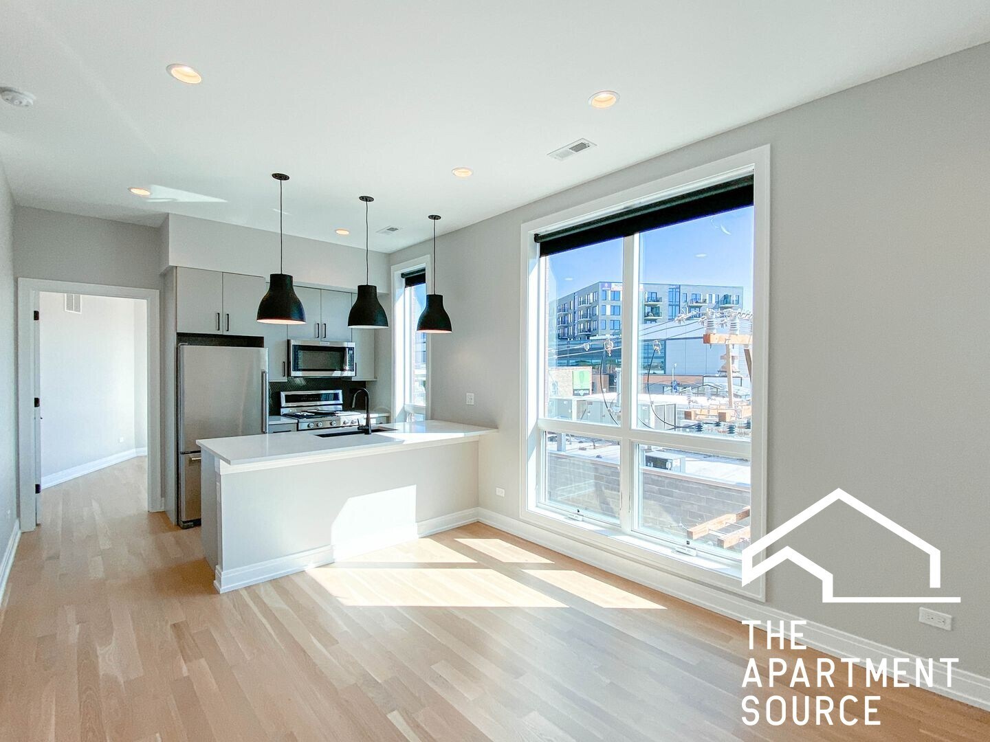 Building Photo - 1050 W Cornelia Ave