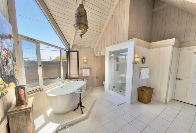 Building Photo - 327 Aster St