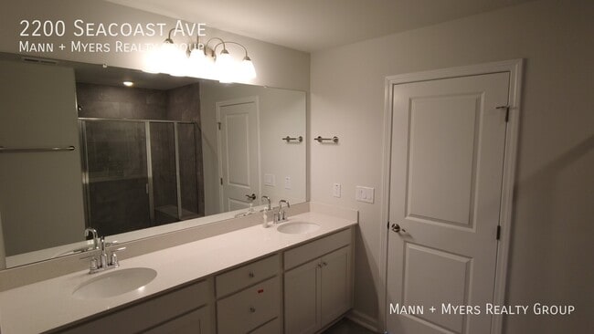 Building Photo - 2200 Seacoast Ave
