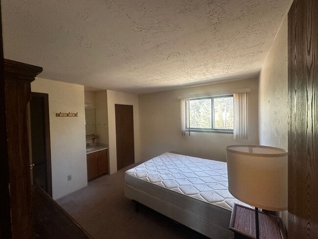 Building Photo - 2 bed plus large loft! All utilities inclu...