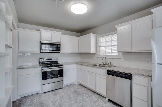 Building Photo - Large 3/2 Available for July!