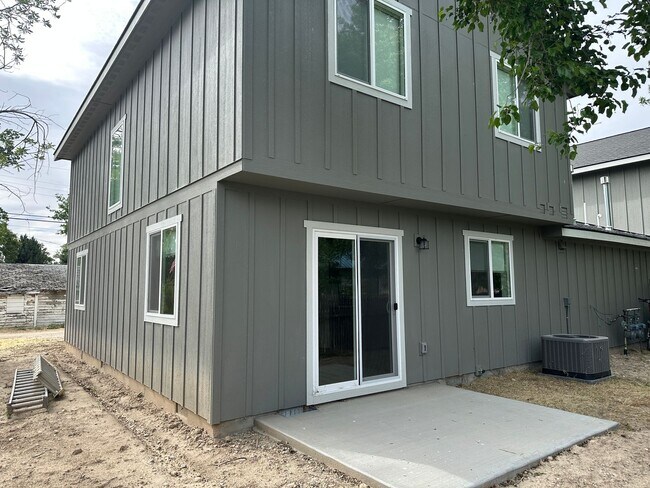 Building Photo - 812 2nd St N