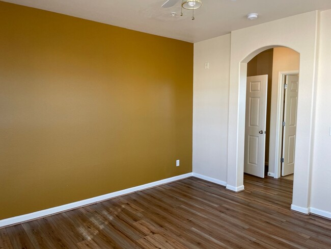 Building Photo - Updated 2 Bedroom Condo With Garage!