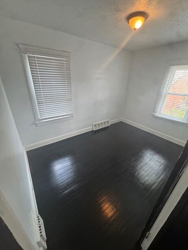 Building Photo - 2217 W 105th St