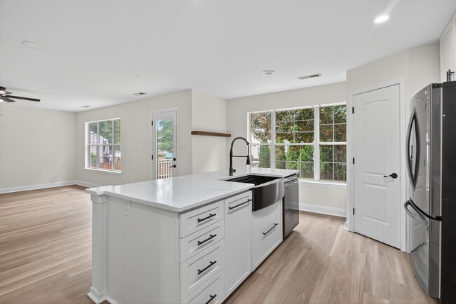 Building Photo - 3881 Shenandoah Dr
