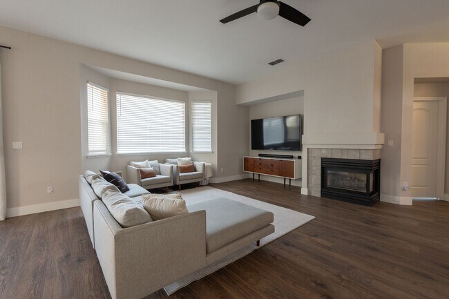 Building Photo - Stunning 3 Bedroom 2 Bath Home
