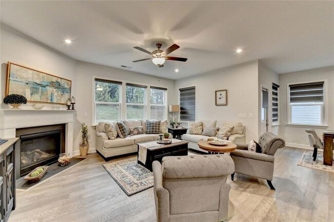 Building Photo - 811 Pineberry Ct