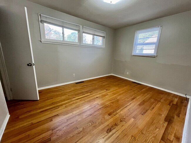 Building Photo - 3 Bedroom, 2 Bath Ranch located in Guilfor...