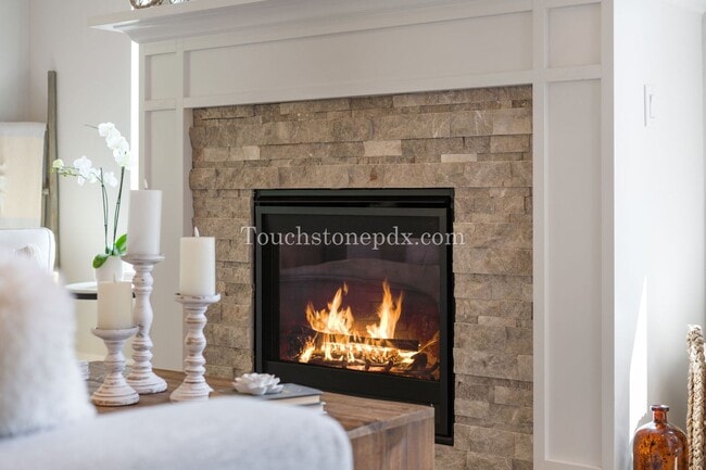 Building Photo - Luxurious 4 Bed/3.5 Bath Residence - Your ...