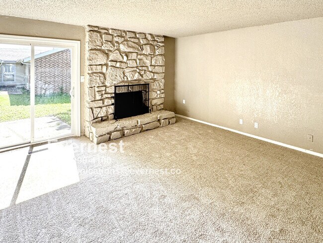 Building Photo - Comfortable 3-Bedroom Home with Prime Acce...
