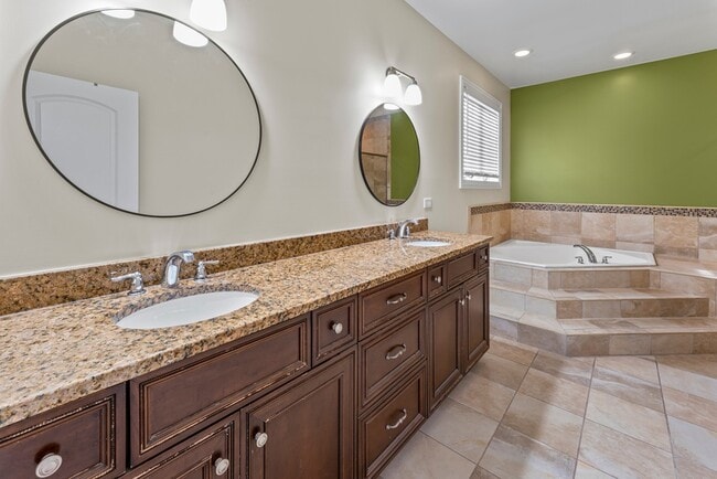 Building Photo - 9743 Oak Park Ave