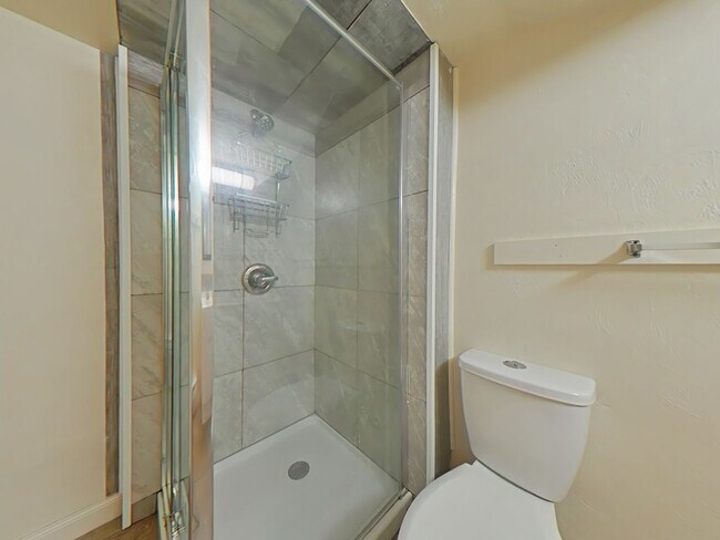 Building Photo - 3 Bedroom 4-Plex ~ Close to Campus
