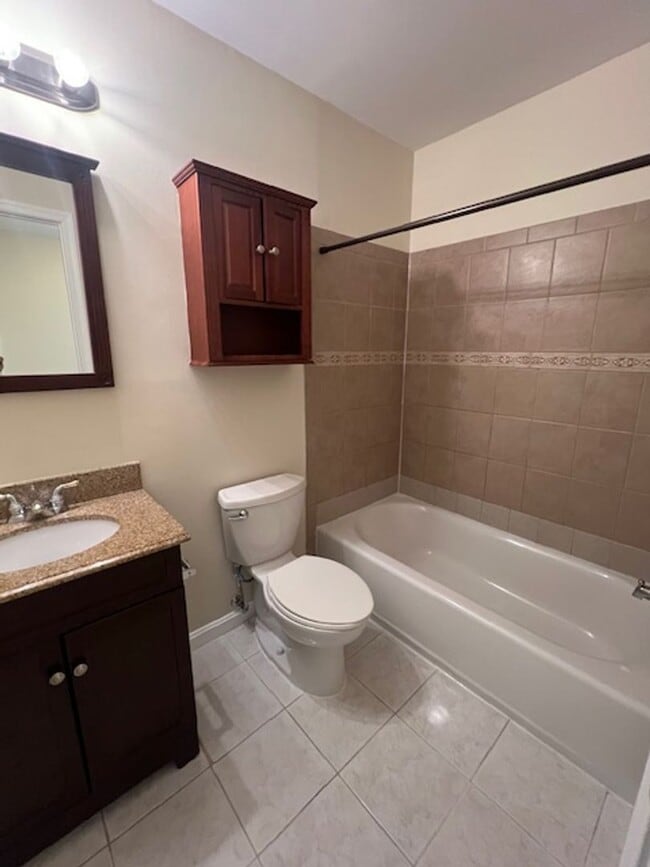 Building Photo - NICE TOWNHOME IN MONTGOMERY VILLAGE WITH F...