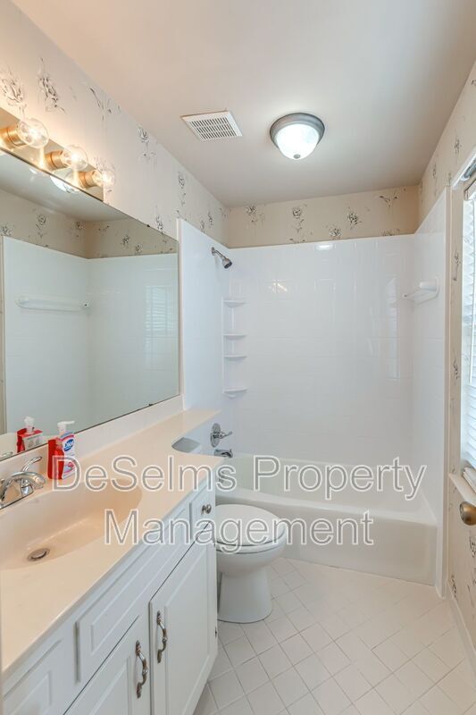 Building Photo - 1122 Brentwood Pointe