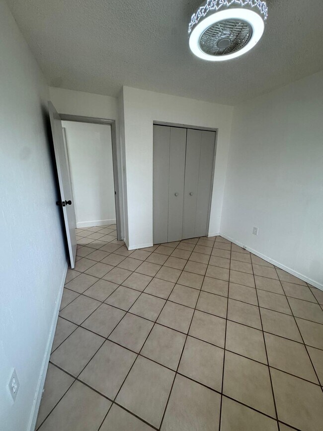 Building Photo - 5607 NW Beechwood Dr
