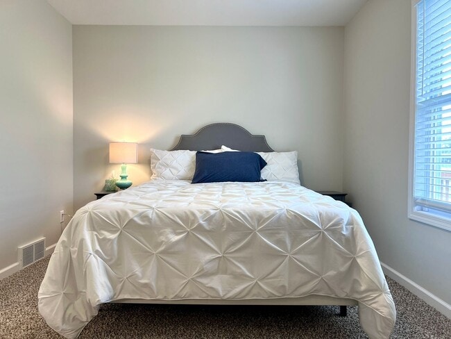 Building Photo - Gorgeous Furnished Home-Ready for move in ...