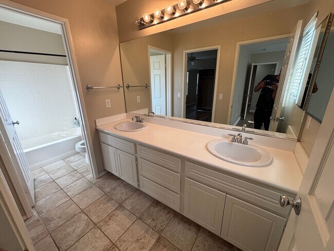 Building Photo - 3-Bedroom Townhome with Community Pool & S...