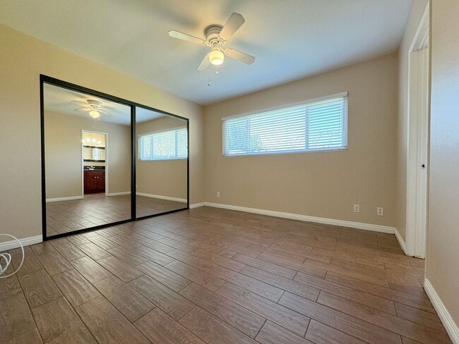 Building Photo - Single Story 3Bed Interior Location Large Yard