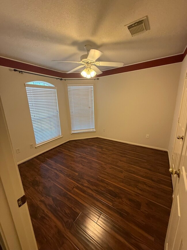 Building Photo - 2315 Glendavon Ln